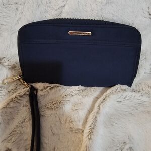 Traveling wristlet wallet